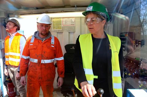 Am langen Hebel: NRW-Ministerin Mona Neubaur setzt beim Besuch in Krefeld eine Bohranlage zur Geothermie-Erforschung in Bewegung.  