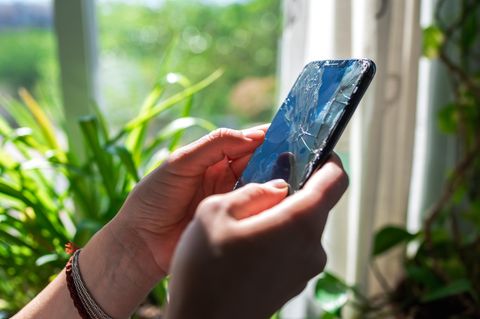 Ein Smartphone fällt schneller, als es einem lieb sein kann. Und schon ist das Display im Eimer