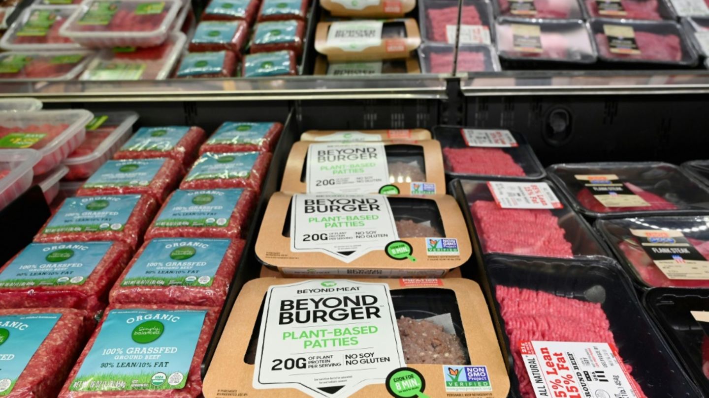 Fleischersatzprodukte in einem Supermarkt