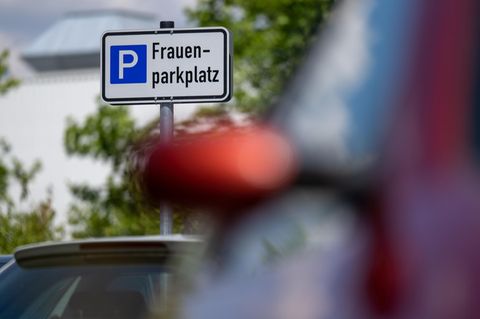 Gibt es einen Strafzettel für Männer, die auf Frauenparkplätzen stehen, oder ist das ein Mythos? Das stern-Quiz klärt auf