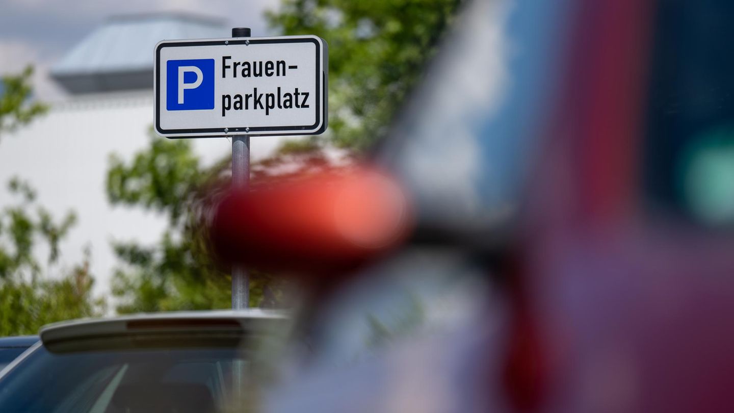 Gibt es einen Strafzettel für Männer, die auf Frauenparkplätzen stehen, oder ist das ein Mythos? Das stern-Quiz klärt auf