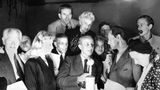 1946 ist Hans Rosenthal (4. v. r., etwas verdeckt) bereits Regieassistent beim Berliner Rundfunk. Als es zu Konflikten mit den Aufsichtsgremien der sowjetisch gesteuerten Anstalt kommt, wechselt er in den Westsektor und arbeitet fortan für den RIAS ("Rundfunk im amerikanischen Sektor"). Er wird Aufnahmeleiter, Redakteur, entwickelt und moderiert bald eigene Rate- und Unterhaltungssendungen – etwa "Das klingende Sonntagsrätsel", "Spaß muss sein", "Wer fragt, gewinnt". Ab 1955 tritt er auch als Quizmaster im Fernsehen auf. Und 1962 wird der Mann, der sich jahrelang unter Todesangst in einer Gartenlaube vor den Nazis versteckte, Unterhaltungschef beim RIAS.