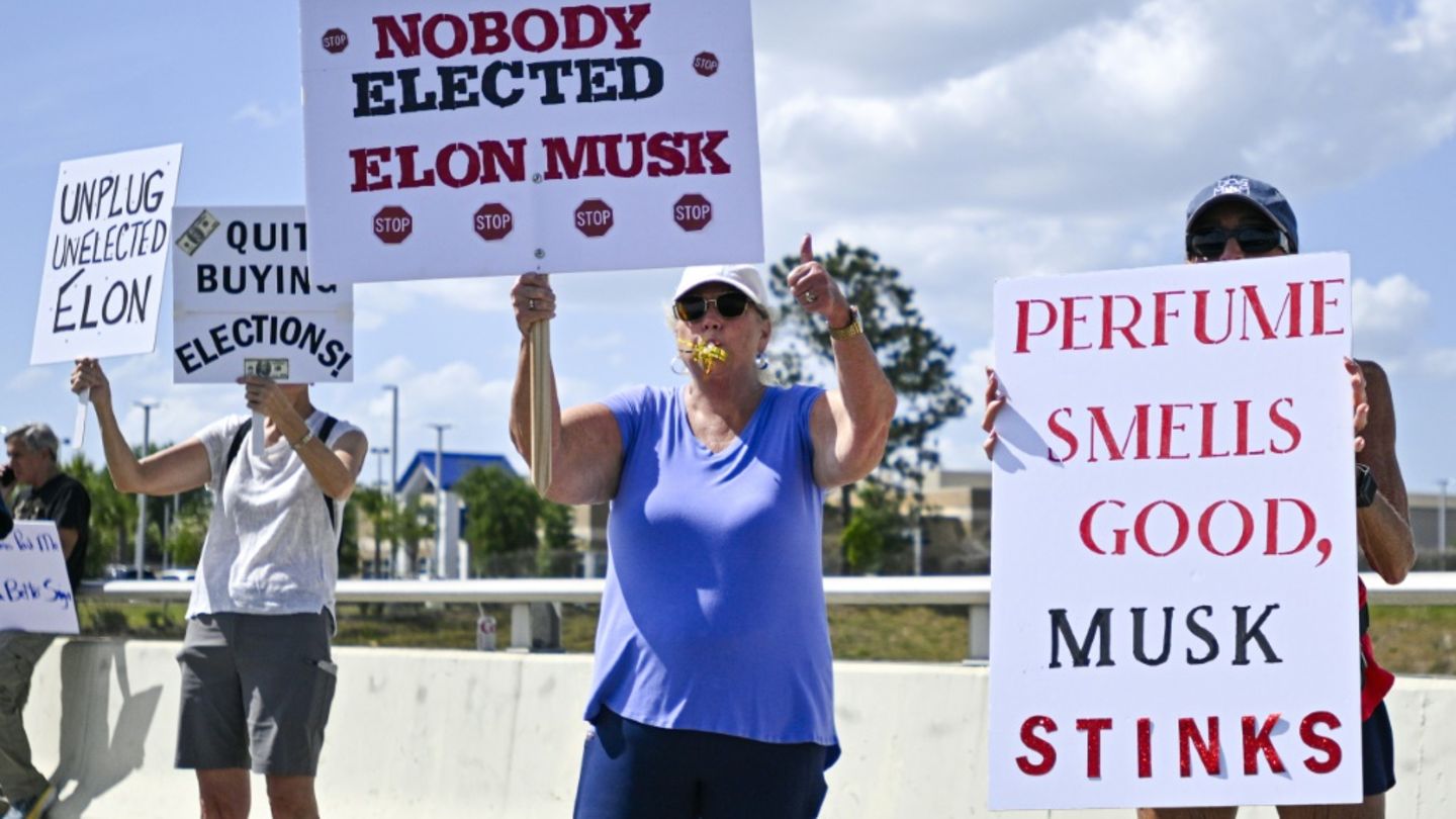 Protest gegen Elon Musk vor einem Tesla-Laden in Florida