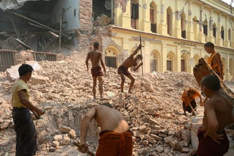 Buddhistische Mönche bei einem eingestürzten Kloser in Mandalay