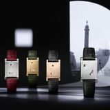 Cartier-Uhren mit verdecktem Zifferblatt, fotografiert vor der Kulisse des Pariser Place Vendomes