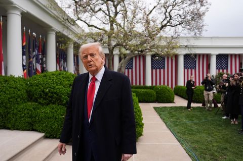 Im Wahlkampf schwärmte Donald Trump, er kenne kein schöneres Wort als "Zölle". Nun überzieht er die gesamte Welt mit Zöllen