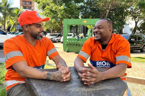 Zwei Helden: Anderson Nunes (l) und Samuel da Silva Santos (r) haben ein Baby aus dem Müll gerettet