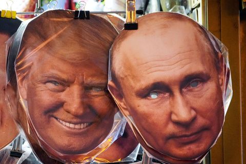 Gesichtsmasken, die den US-Präsidenten Donald Trump und den russischen Präsidenten Wladimir Putin darstellen