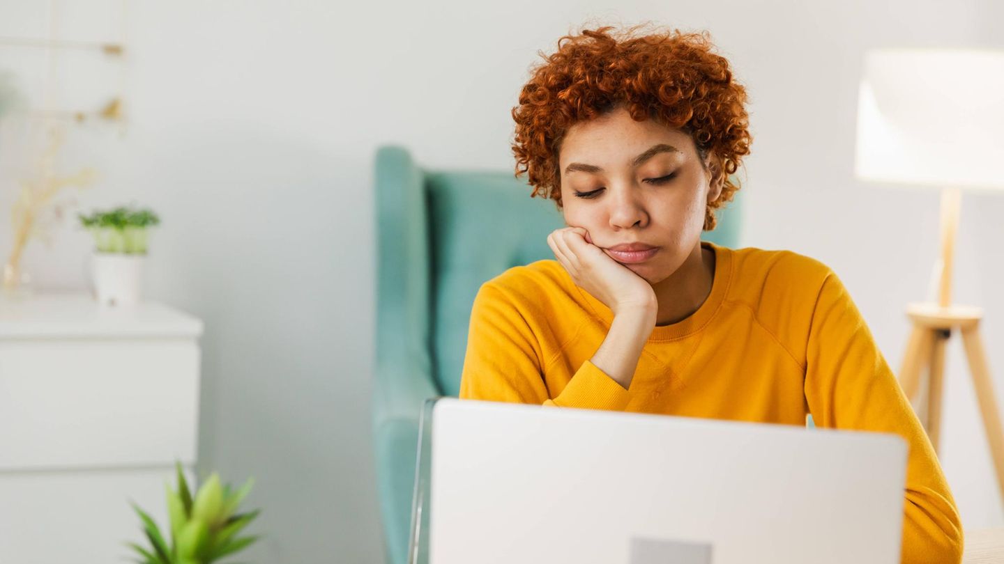 Vitamine gegen Müdigkeit: Junge Frau sitzt müde am Laptop