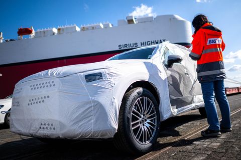 Autos werden im Hafen am BLG Autoterminal Bremerhaven auf Schiffe verladen