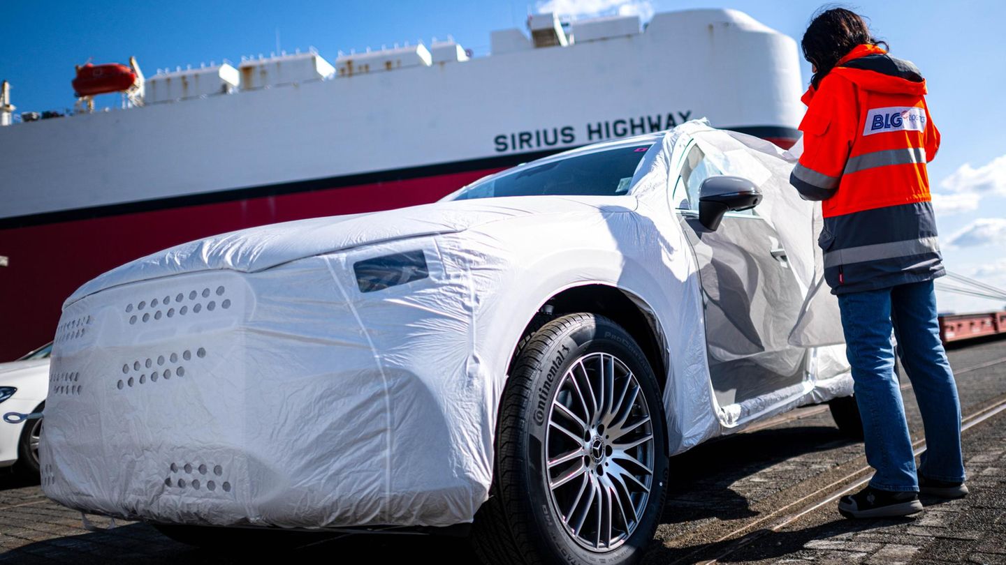Autos werden im Hafen am BLG Autoterminal Bremerhaven auf Schiffe verladen