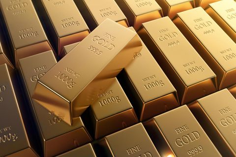 Mehrere Ein-Kilogramm-Goldbarren sind aufeinander gestapelt