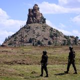 Das kleine Land, das komplett von Südafrika umschlossen ist, hat 2,36 Millionen Einwohner – also rund 500.000 mehr als Hamburg. Es exportiert hauptsächlich Kleidung, Edelsteine und -metalle sowie Getränke. Waren, die in die USA gehen, werden dort nun 50 Prozent teurer