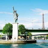 Freiheitsstatue und Eiffelturm in Paris