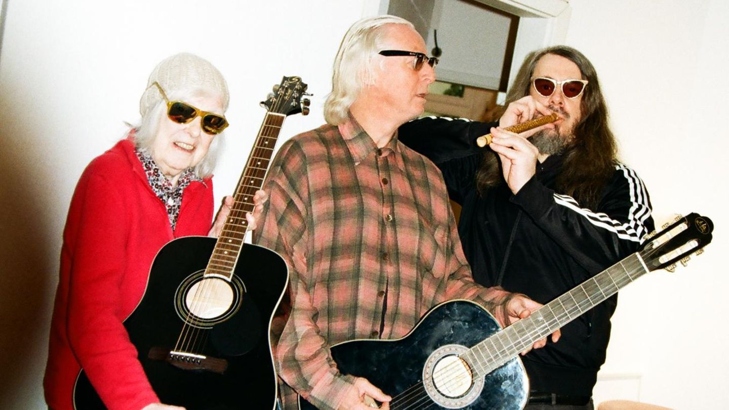DJ Hell, Jonathan Meese und seine Mutter Brigitte mit Musikinstrumenten
