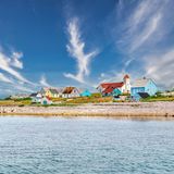 Bunte Holzhäuser stehen an einem Strand in Saint-Pierre und Miquelon