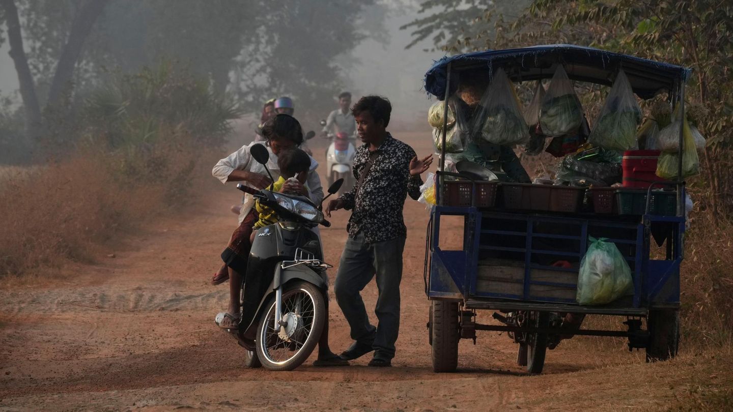 Kambodscha: 49 Prozent Kambodscha liegt in Südostasien und exportiert vor allem Kleidung, elektrische Maschinen sowie Lederwaren. Die 17,1 Millionen Einwohner werden künftig wohl weniger Waren in den USA loswerden – angesichts von 49 Prozent Zoll, die Trump nun verhängt