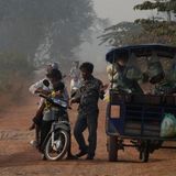 Kambodscha liegt in Südostasien und exportiert vor allem Kleidung, elektrische Maschinen sowie Lederwaren. Die 17,1 Millionen Einwohner werden künftig wohl weniger Waren in den USA loswerden – angesichts von 49 Prozent Zoll, die Trump nun verhängt