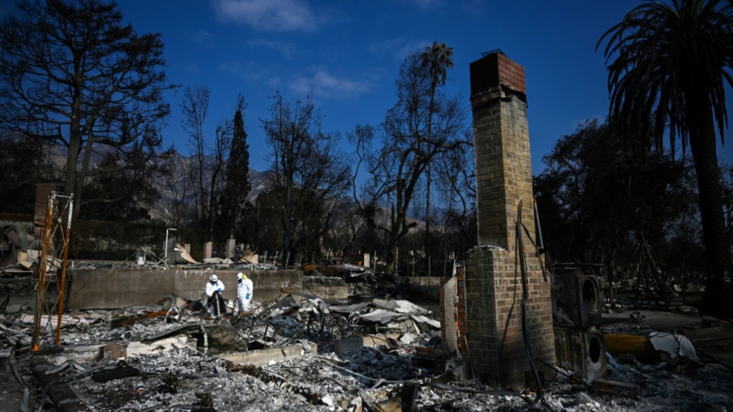 Einsatzkräfte in Häuserruinen in Altadena
