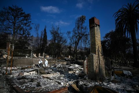 Einsatzkräfte in Häuserruinen in Altadena