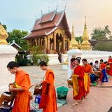 In Laos leben gut 7,7 Millionen Menschen, die hauptsächlichen Exportgüter des südostasiatischen Landes sind mineralische Brennstoffe – also Erdöl, Erdgas und Steinkohle – sowie Edelsteine und -metalle. Die USA belegen die Importe aus Laos künftig mit 48 Prozent Zoll 