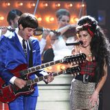 Winehouse singt 2008 bei den Brit Awards, links neben ihr spilet ihr Produzent Mark Ronson Gitarre