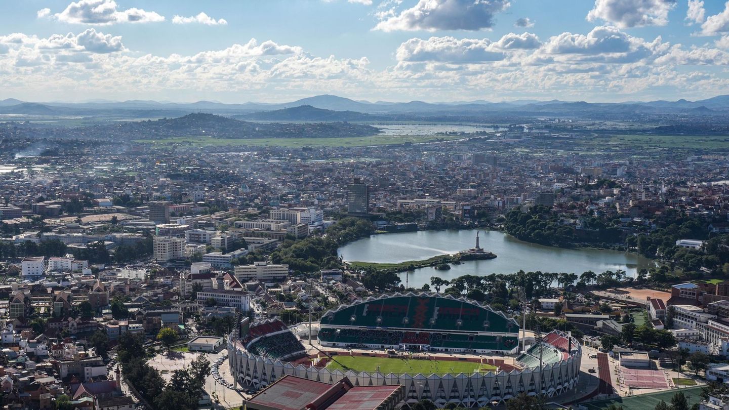 Madagaskar – hier die Hauptstadt Antananarivo aus der Luft – hat gut 31 Millionen Einwohner und exportiert vor allem Nickel, Kaffee, Tee und Kleidung. Die Waren werden in den USA künftig 47 Prozent teurer