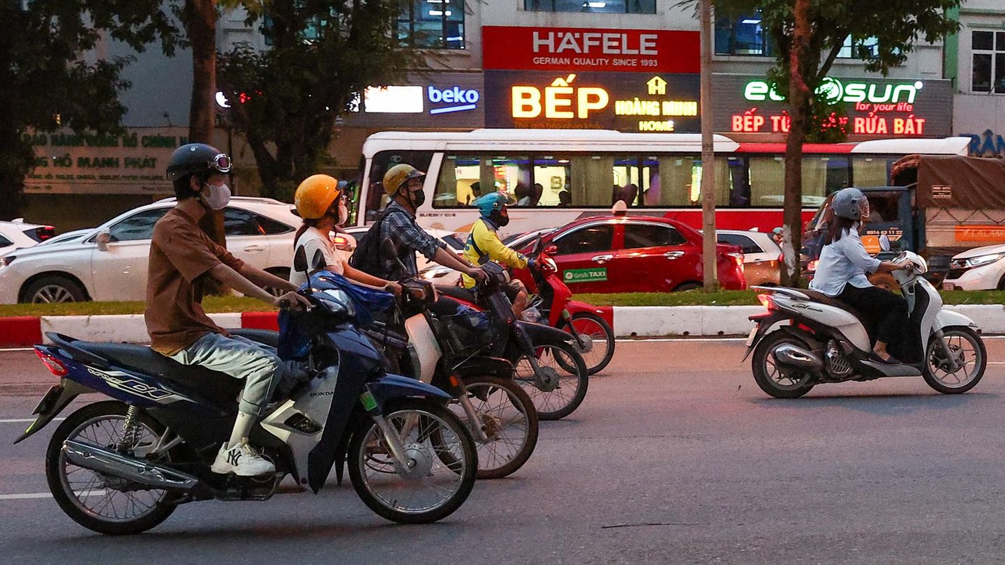 Vietnam: 46 Prozent Vietnam hat fast 100 Millionen Einwohner und exportiert vor allem Maschinen, mechanische Geräte sowie Schuhe – in den USA werden diese Produkte nun 46 Prozent teurer. Das soll wohl vor allem die weltgrößten Sportartikelfirmen Nike, Adidas und Puma treffen: Sie lassen in dem Land mehr als 90 Prozent ihrer Schuhe und Sportkleidung fertigen und können kurzfristig auch kaum ausweichen