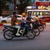 Vietnam hat fast 100 Millionen Einwohner und exportiert vor allem Maschinen, mechanische Geräte sowie Schuhe – in den USA werden diese Produkte nun 46 Prozent teurer. Das soll wohl vor allem die weltgrößten Sportartikelfirmen Nike, Adidas und Puma treffen: Sie lassen in dem Land mehr als 90 Prozent ihrer Schuhe und Sportkleidung fertigen und können kurzfristig auch kaum ausweichen