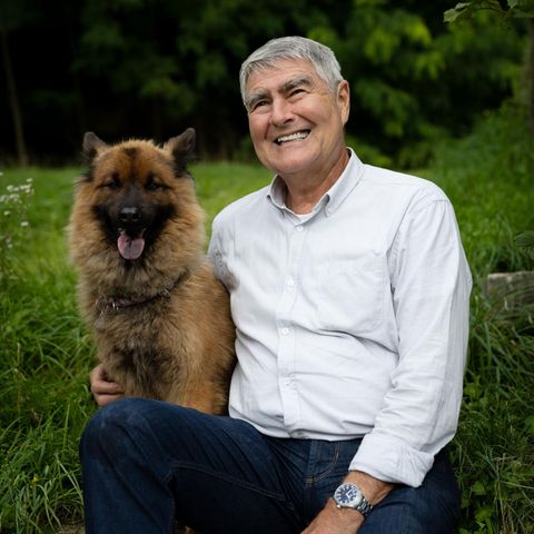 Verhaltensforscher Kurt Kotrschal und Hund