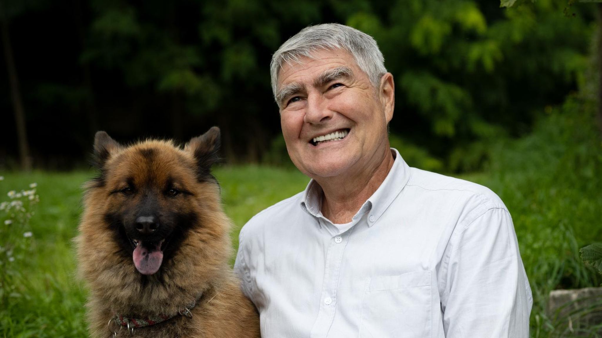 Verhaltensforscher Kurt Kotrschal und Hund