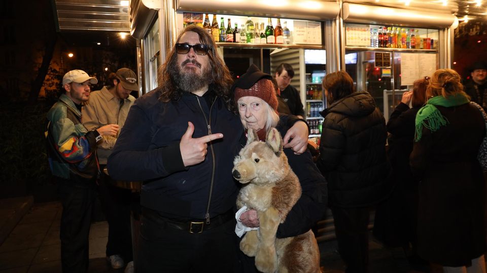 Der Künstler Jonathan Meese und seine Mutter Brigitte