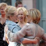 Meryl Streep (L) und Agnetha Faeltskog (C) and Annifrid Reuss (R)von Abba bei der schwedischen Premiere von Mamma Mia