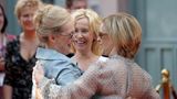 Meryl Streep (L) und Agnetha Faeltskog (C) and Annifrid Reuss (R)von Abba bei der schwedischen Premiere von Mamma Mia