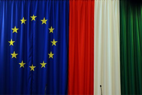 Flaggen der EU und Ungarns