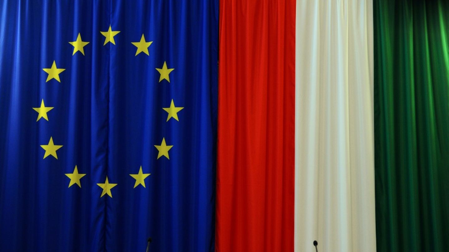 Flaggen der EU und Ungarns