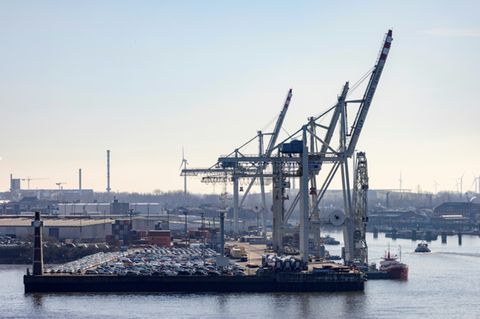 Container und Autos im Hamburger Hafen