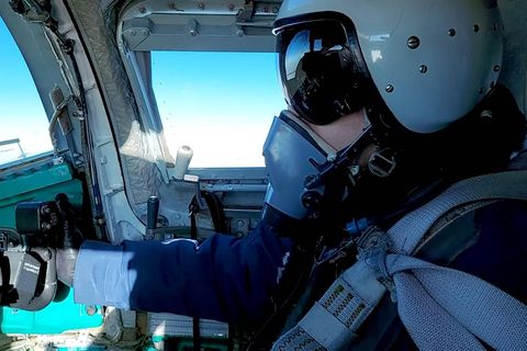 Ein Pilot eines Überschallbombers Klasse TU-22M3 fliegt über Belarus