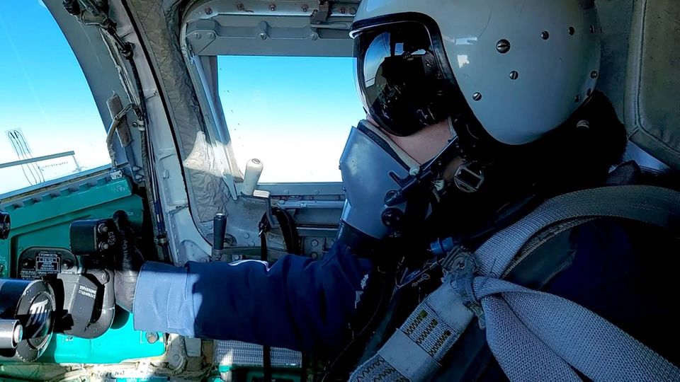 Ein Pilot eines Überschallbombers Klasse TU-22M3 fliegt über Belarus