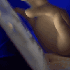 Smartphone in Großbritannien: Kindliche Finger scrollen auf einem Display