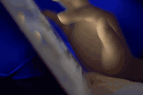 Smartphone in Großbritannien: Kindliche Finger scrollen auf einem Display