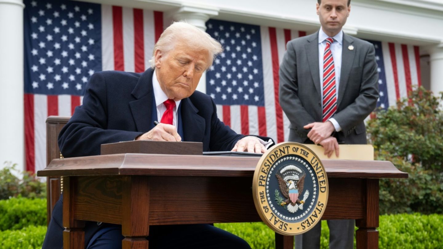 Trump unterzeichnet Dekret für die neuen Zölle