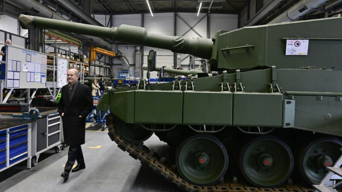 Bundeskanzler Scholz in einem Werk von Rheinmetall