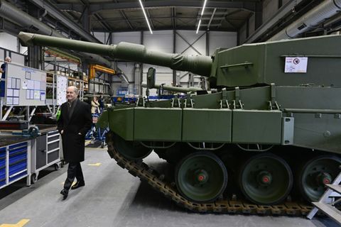 Bundeskanzler Scholz in einem Werk von Rheinmetall