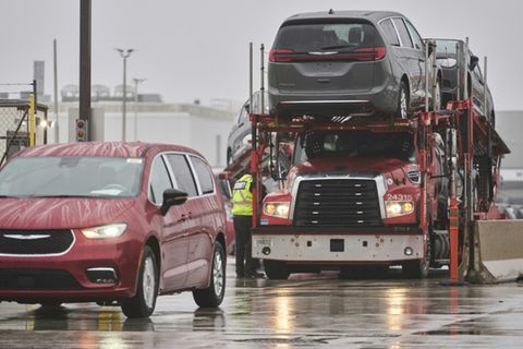 Wagen werden in die Fabrik in Windsor transportiert