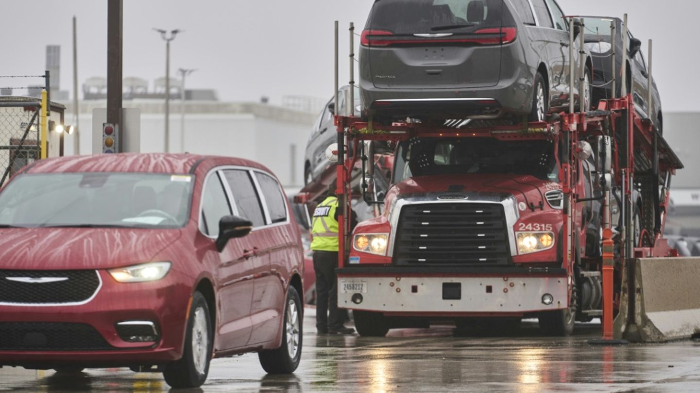 Wagen werden in die Fabrik in Windsor transportiert