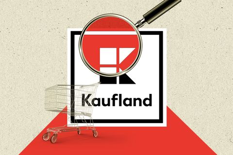 Das Kaufland-Logo hängt vor einem rostroten Wolkenhimmel
