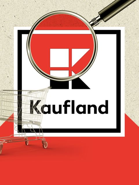 Das Kaufland-Logo hängt vor einem rostroten Wolkenhimmel