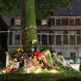 Daas haus der verstorbenen Amy Winehouse, Fans haben Blumen davor abgelegt