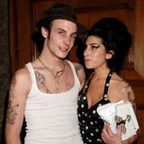 Winehouse 2007 mit ihrem Mann Blake Fielder-Civil. Er trägt einen Hut, sie schaut ihn an